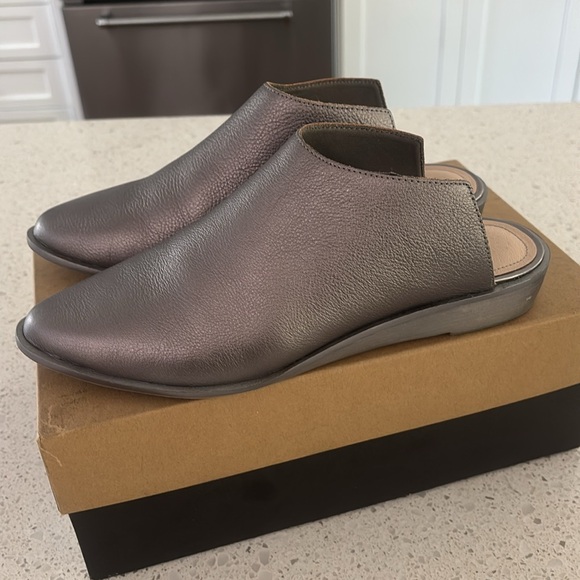 Kelsi Dagger Brooklyn slides, size 9.5M in graphite. - Picture 3 of 6